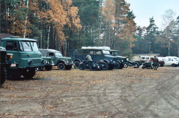 Parkplatz mit Fahrzeugen Objekt