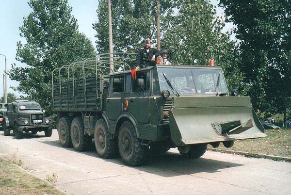 23 TATRA 813 mit Schiebeschild