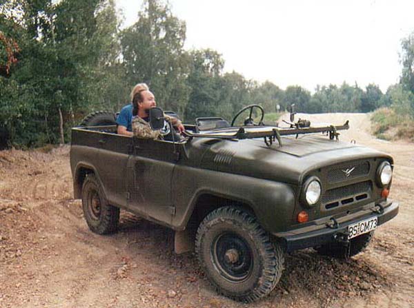 46 UAZ mit Leuten