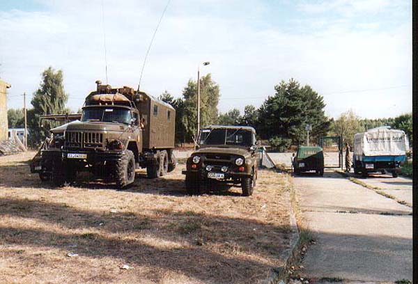 20 ZIL 131 und UAZ 469B