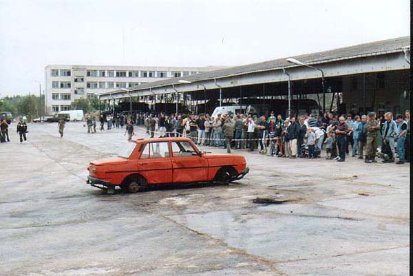 34 Der Wartburg wird gleich platt gefahren