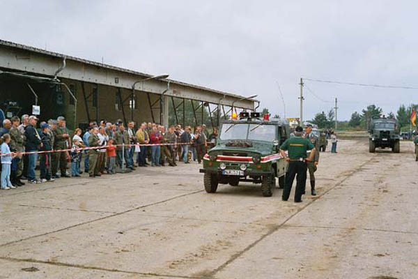 34 Fahrzeugparade mit UAZ