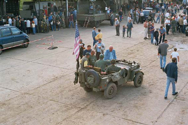 45 Jeepfahrer im Gespräch