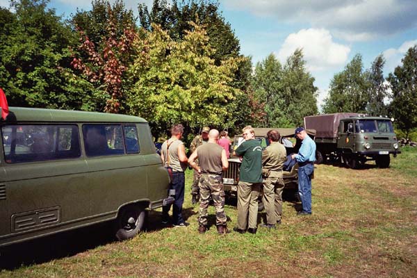 24 Fahrzeugvorführung mit wichtigen Gesprächen