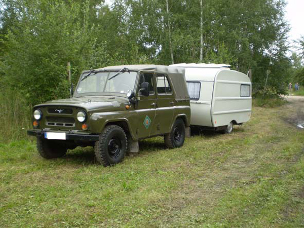 25 UAZ 469B mit DDR-Wohnwagen